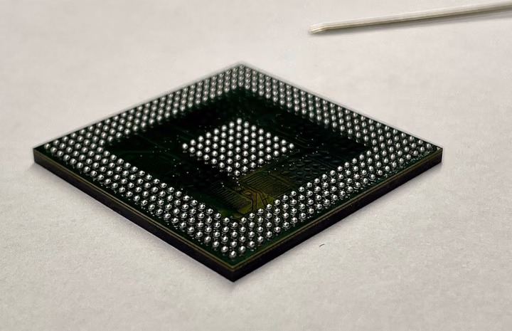 Układ BGA podczas naprawy elektroniki sterownika